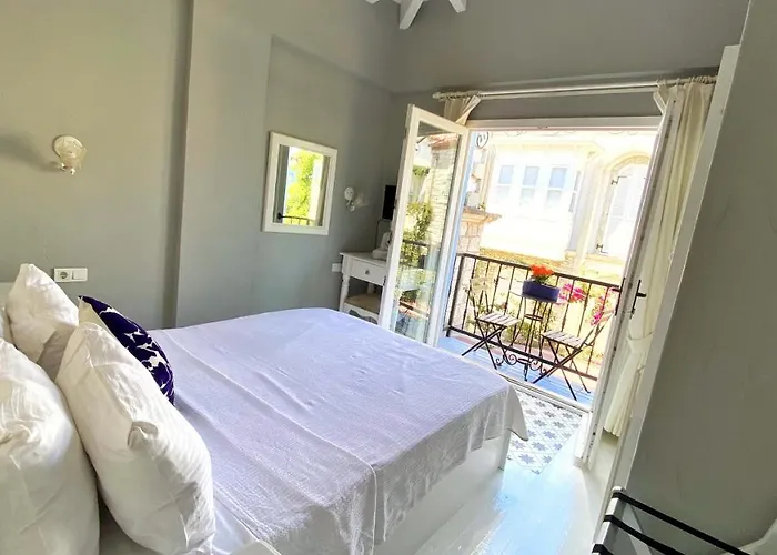 Maison D'azur Bed & Breakfast 4*