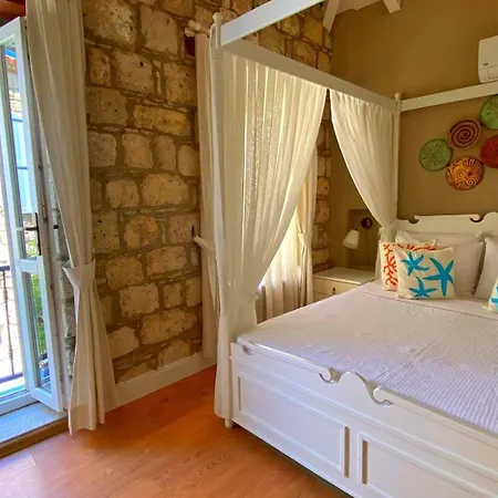 Maison D'azur Bed & Breakfast 4*