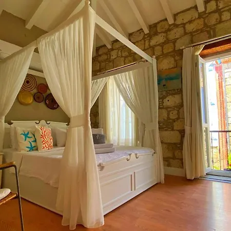 Maison D'azur Bed & Breakfast 4*