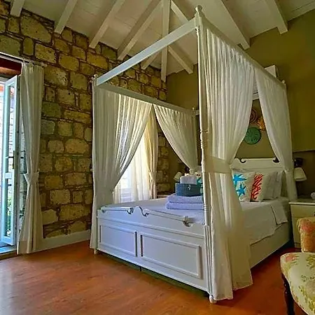 Maison D'azur Bed & Breakfast 4*
